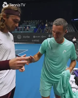Stefanos Tsitsipas asking for a souvenir from Mikhail Kukushkin’s final match 🥹❤️ Kind gesture 🙌 👌